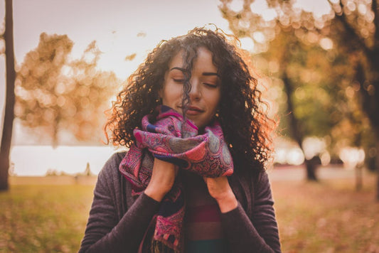 Para Inspirar: Conheça Novas Formas de Amarrar seus Lenços e Pashminas
