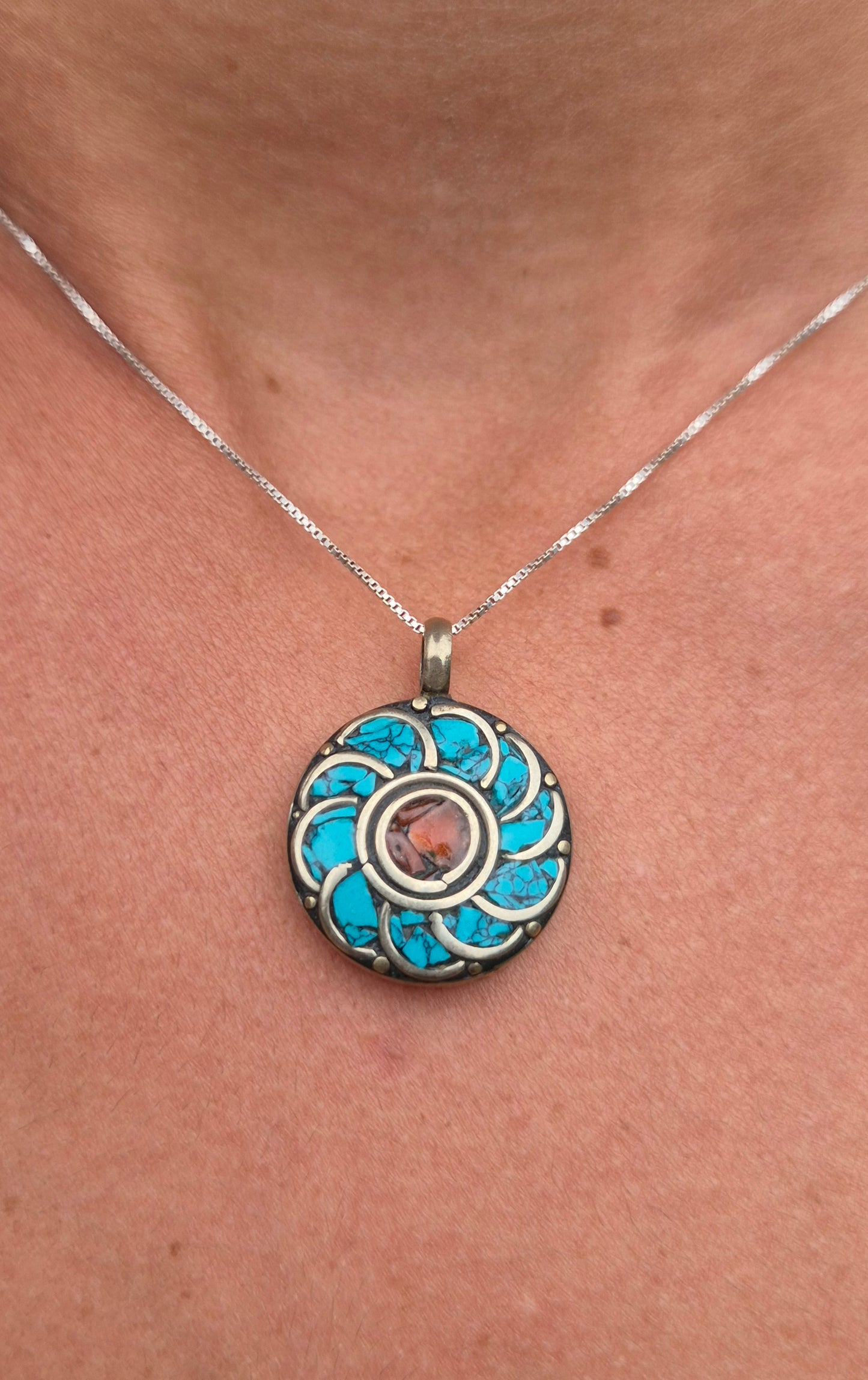 Pingente de Alpaca com Mosaico de Turquesa Reconstituída