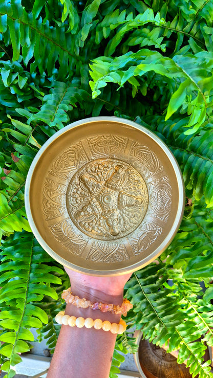 Tigela Tibetana M Dourada com Mantras em Sânscrito