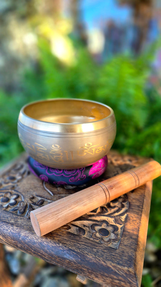 Tigela Tibetana M Dourada com Mantras em Sânscrito