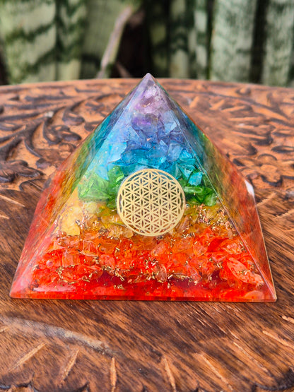 Orgonite Pirâmide 7 Chakras Flor da Vida